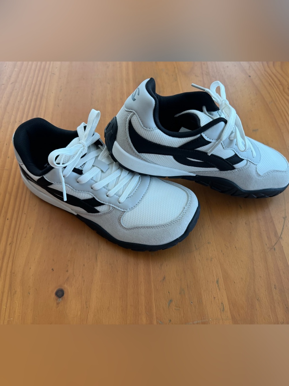 Hobibear Women’s Athletic Sneakers in White and Black
